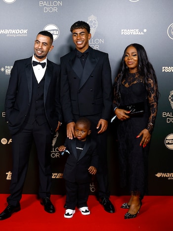 Lamine Yamal posó junto a su familia antes de comenzar el evento (REUTERS/Sarah Meyssonnier)