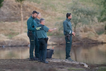 Varios efectivos de la Guardia Civil durante la búsqueda de un joven pescador y un bañista desaparecidos en diferentes puntos del embalse de Belesar, a 2 de julio de 2024, en O Páramo, Lugo, Galicia (España). (Carlos Castro/Europa Press)