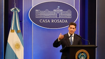 El vocero Adrián Ravier habla en conferencia de prensa