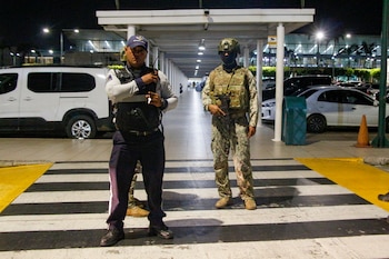 Integrantes del Ejército de Ecuador custodian el Aeropuerto Internacional José Joaquín de Olmedo en Guayaquil (Ecuador). EFE/ Gerardo Menoscal
