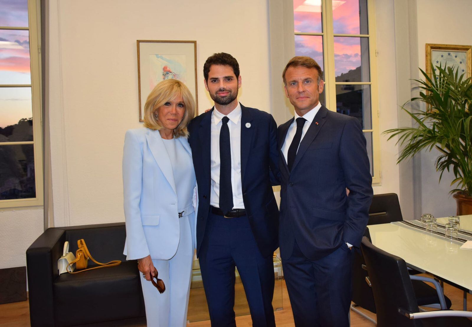 Emmanuel Macron y su esposa Brigitte junto al embajador argentino Ian Sielecki, durante un encuentro en París
