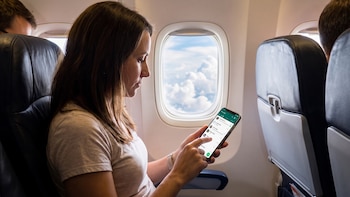 Cómo se logra tener internet y WhatsApp desde un avión