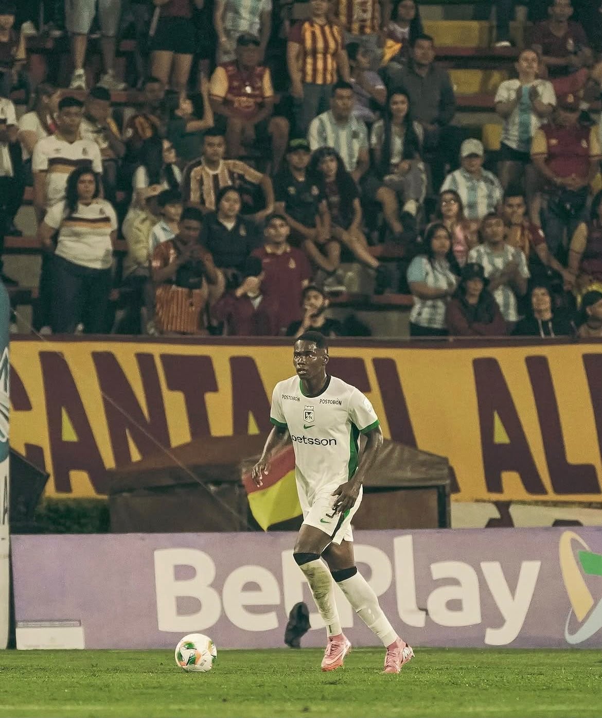 Neider Parra debutó con Atlético Nacional de entrada como titular, no ingresando desde el banco de suplentes como suele ocurrir en el fútbol profesional colombiano - crédito Este fue el equipo titular de Atlético Nacional el 1 de marzo de 2026, día que Neider Parra debutó con el equipo - crédito @neiparraa/Instagram