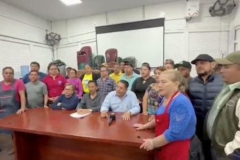 La Asociación de Comerciantes de Mercados Unidos de Guatemala y la Unión Nacional de Transportistas Guatemaltecos realizaron una manifestación por el encarecimiento de los combustibles y rechazaron el subsidio aprobado por el Congreso.