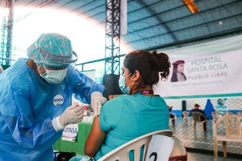 Miles acuden a vacunarse con