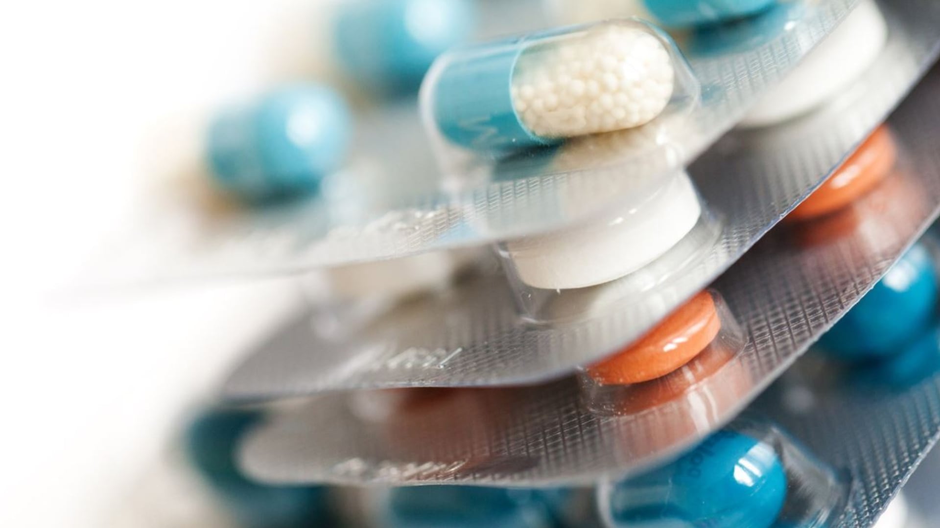 ¿Una generación sobria?: Jóvenes dejan de consumir alcohol, pero toman pastillas y psiquiatra del Minsa advierte peligros