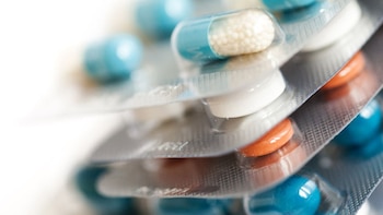 ¿Una generación sobria?: Jóvenes dejan de consumir alcohol, pero toman pastillas y psiquiatra del Minsa advierte peligros