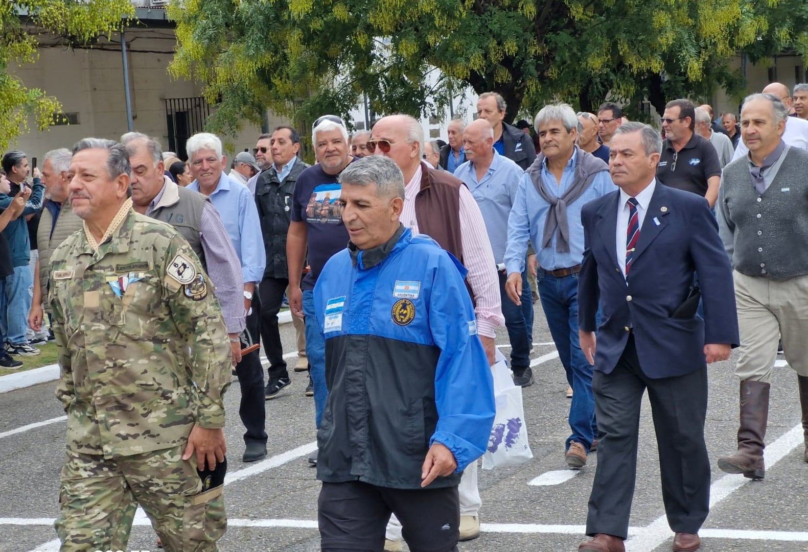 Los entonces soldados desfilan mezclados con oficiales y suboficiales, en medio del aplauso de los presentes
