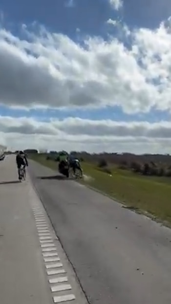 Un policía en moto embistió a un ciclista en plena Ruta 6 y escapó