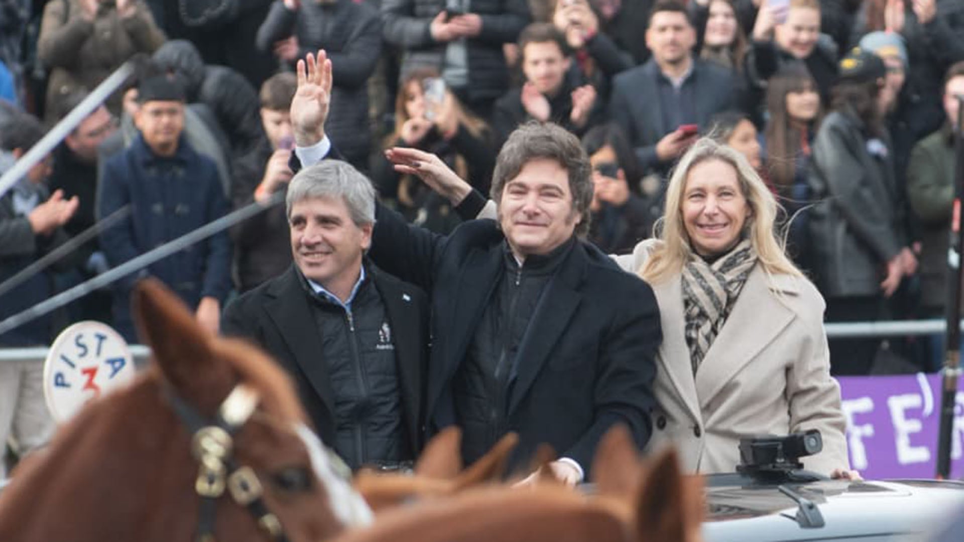 El Presidente junto a su hermana Karina y el ministro Caputo, al ingresar al predio ferial de Palermo.