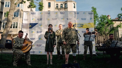 Los soldados ucranianos que eran músicos antes de la guerra, ahora luchan en el frente con canciones