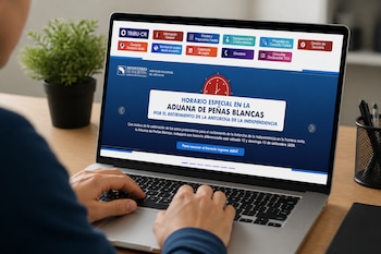 Una persona utiliza una computadora portátil que muestra en pantalla la página web del Ministerio de Hacienda de Costa Rica.