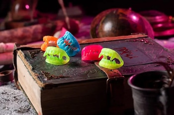 La paleta Drácula empezó a adicionar figuras coleccionables con los icónicos colmillos con colores de neón para que brillaran en la noche - crédito Crem Helado