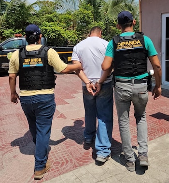 Operativos incluyeron capturas por defraudación aduanera, agresión sexual y usurpación agravada en Totonicapán, Santiago Sacatepéquez, Alta Verapaz y El Progreso. (Cortesía: PNC Guatemala)