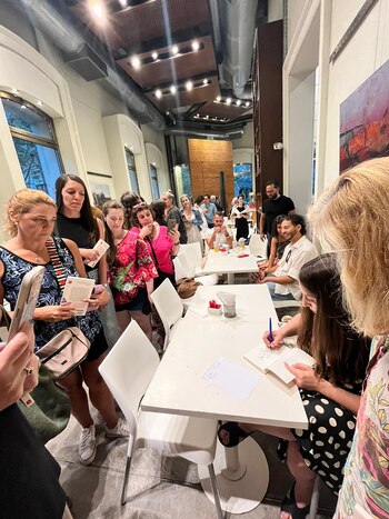 Bužarovska firmó ejemplares el día