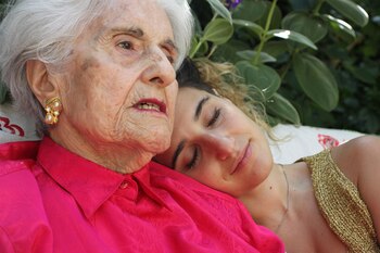 Nataly y su abuela Sirvart,