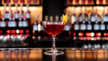 El Boulevardier mezcla bourbon, vermut