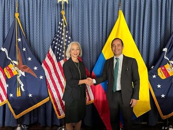 La ceremonia de firma, celebrada