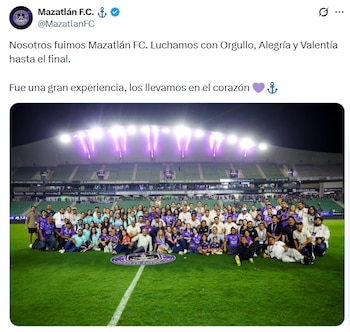 La fotografía grupal de jugadores en el estadio El Encanto simbolizó la unión y la gratitud entre el club y sus seguidores. (X/ @MazatlanFC)
