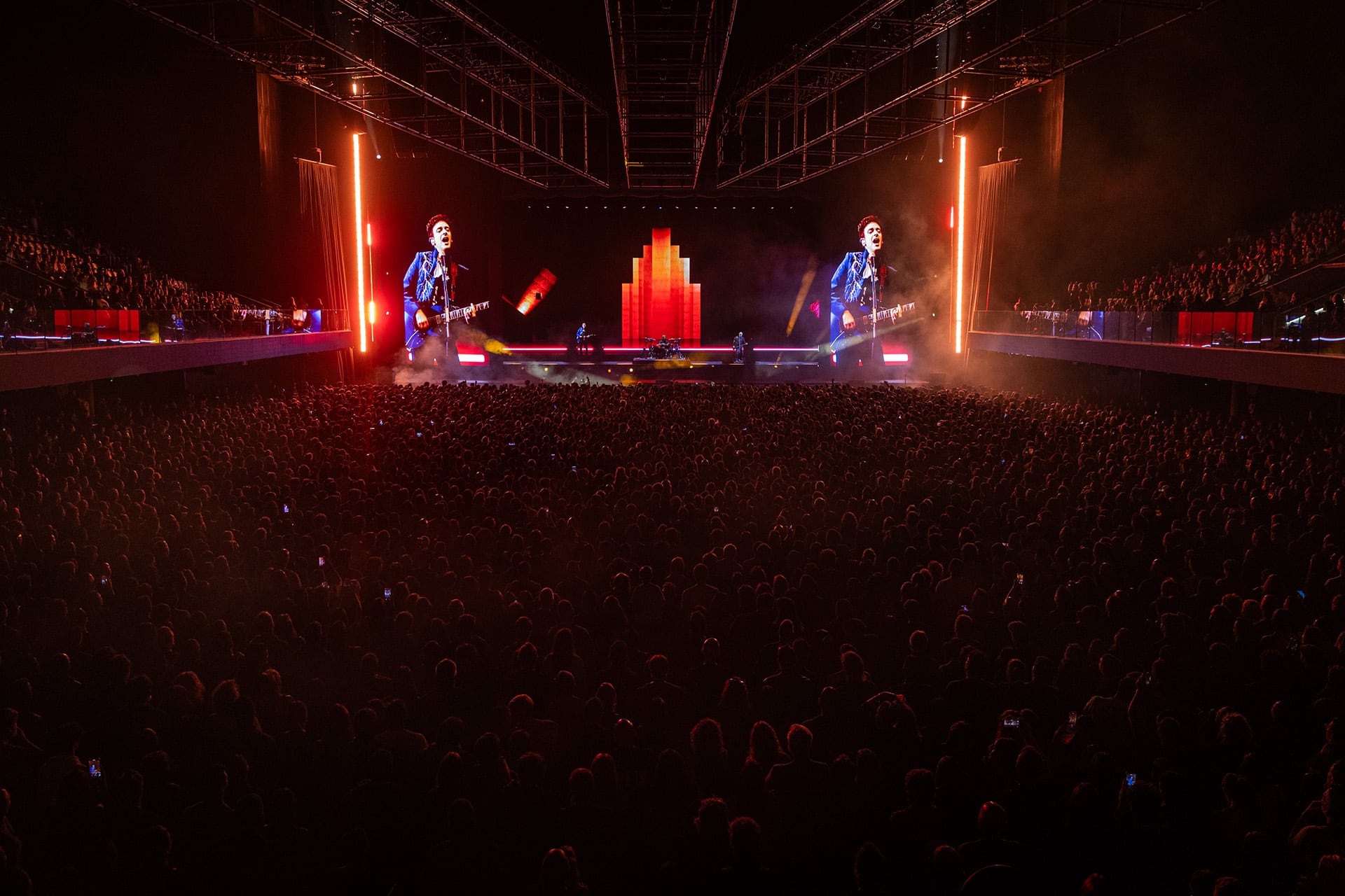 Miles de fans celebran la música de Soda Stereo en un concierto vibrante, con imponentes proyecciones de Gustavo Cerati en el escenario. (Ignacio Arnedo)