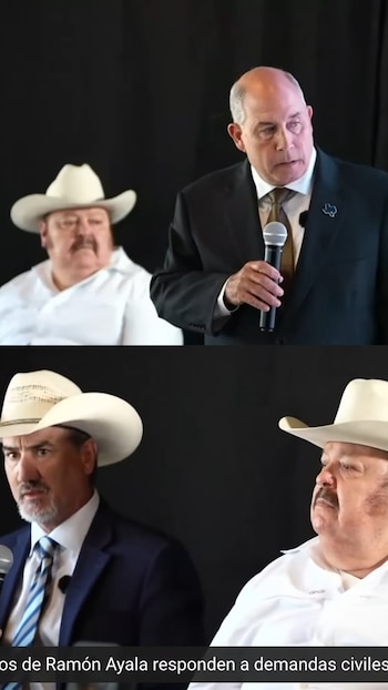 En una rueda de prensa, Ramón Ayala con sombrero de vaquero y sus abogados en trajes, uno de ellos hablando por un micrófono, con un fondo oscuro