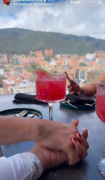 A través de historias en Instagram, Juliana solo ha dejado ver pequeños indicios de su relación actual, como una imagen donde aparece tomada de la mano de un hombre - crédito Juliana Calderón / Instagram