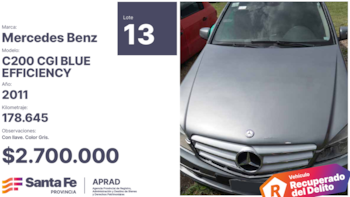 Un Mercedes Benz C200 CGI Blue Efficiency gris, año 2011, con información de subasta visible como precio, kilometraje y texto "Vehículo Recuperado del Delito"