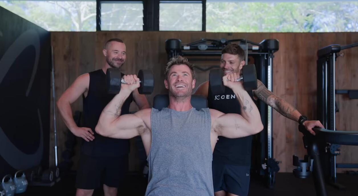 Hemsworth destaca la importancia de individualizar el entrenamiento y adoptar un estilo de vida activo y sostenible a largo plazo (Captura de video: YouTube - Chris Hemsworth)
