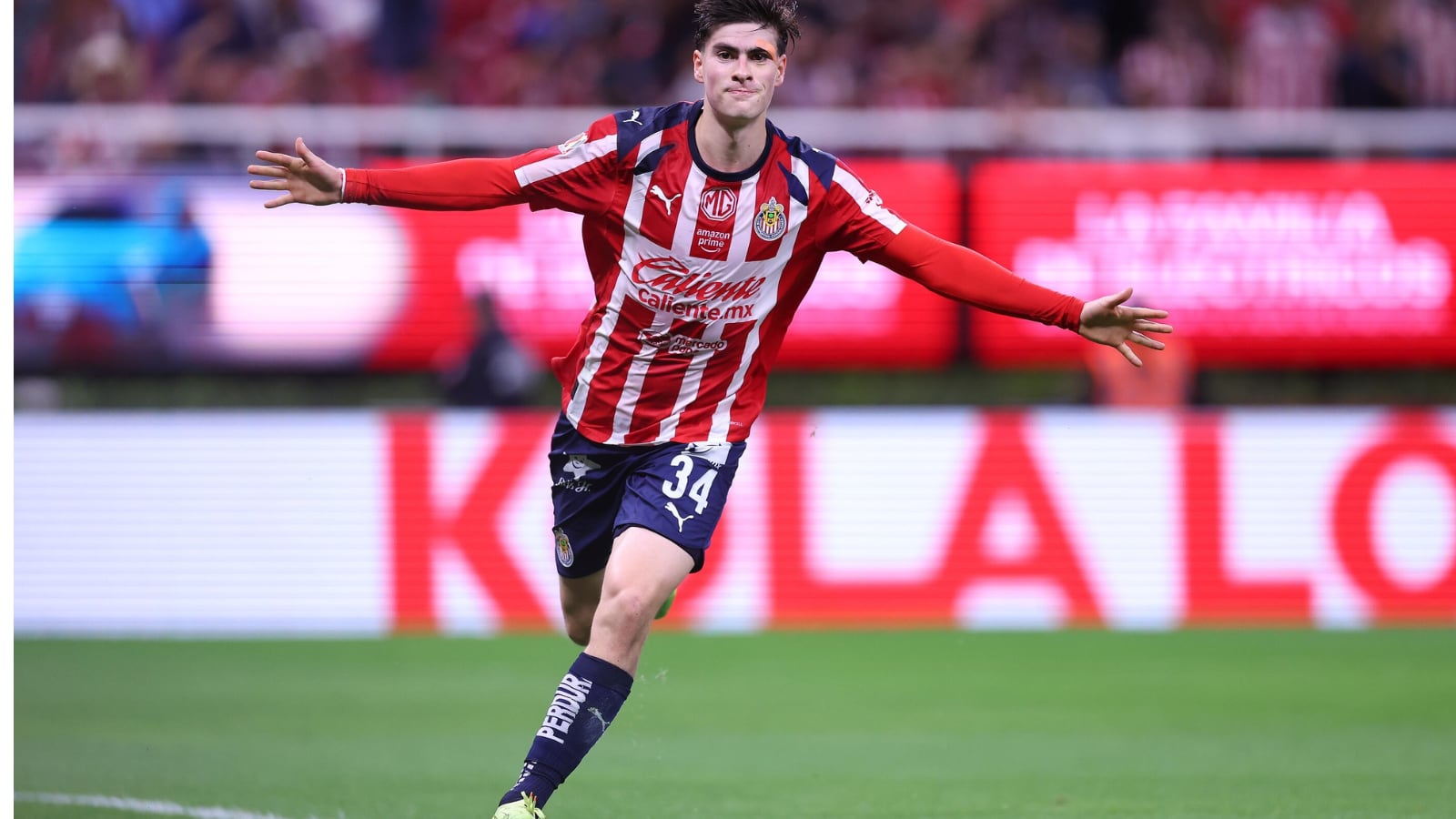 El delantero del rebaño se encuentra peleando para obtener el bicampeonato de goleo. (Imagen cuenta de X @Chivas)