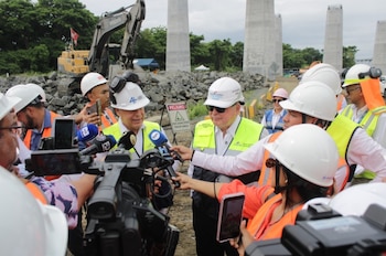Autoridades del Ministerio de Obras Públicas explican a los medios los avances del proyecto. (MOP)