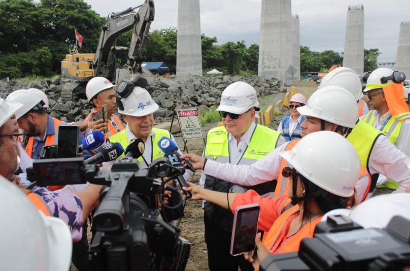 Autoridades del Ministerio de Obras Públicas explican a los medios los avances del proyecto. (MOP)
