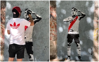 Con un mural, un artista