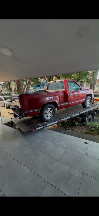 La operación requirió desmontar un pasamanos de vidrio para permitir la salida de la camioneta - crédito imagen suministrada a Infobae