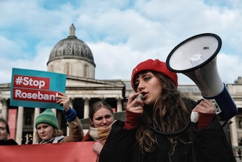 Activistas protestando en Londres (Angela Christofilou/Greenpeace/Handout via REUTERS)