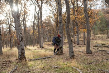 Tina Flowers intenta evitar ser