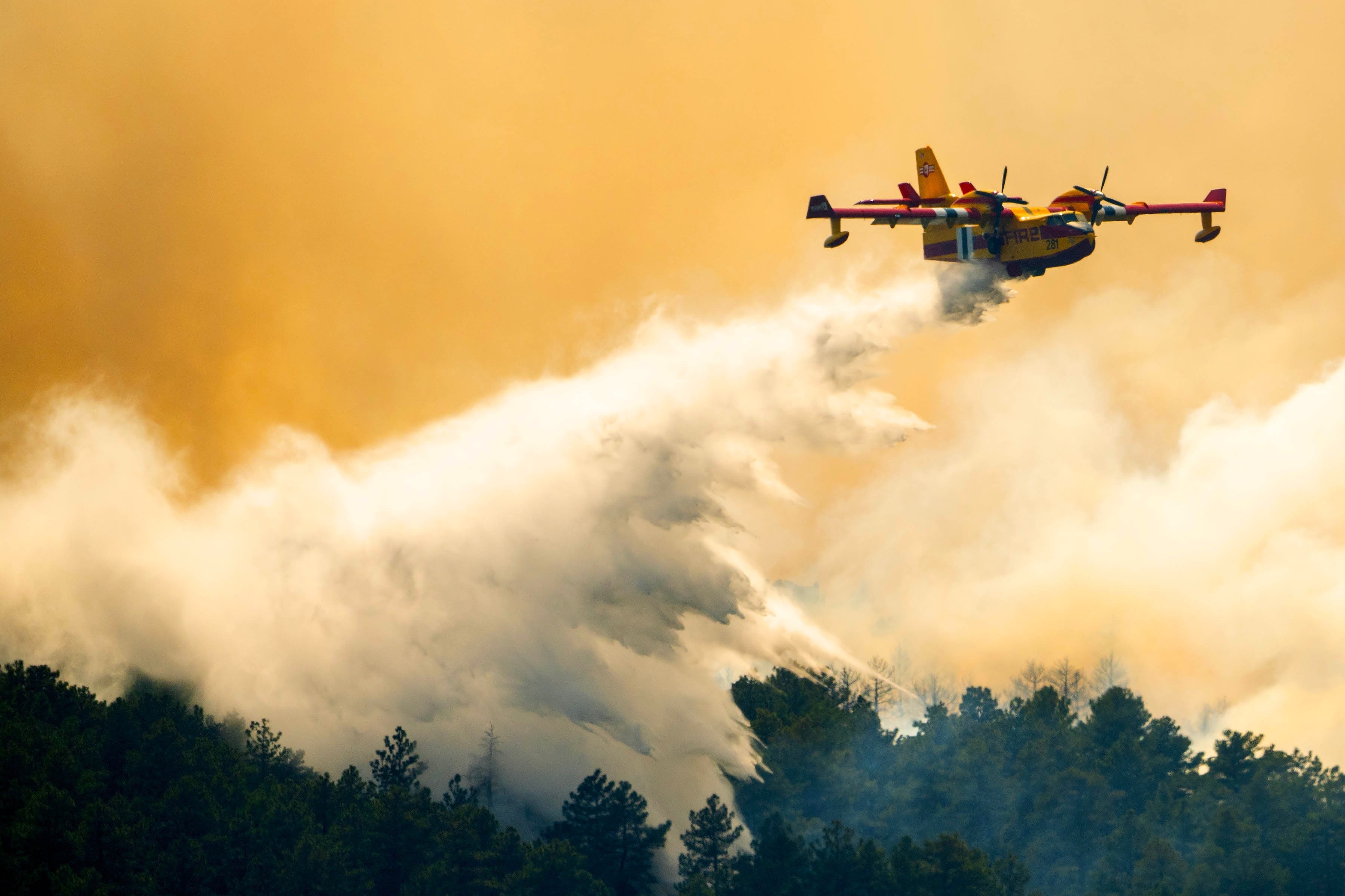 La evacuación total de Colorado City y de localidades como Beulah, Rye y San Isabel amplió el impacto del incendio forestal en Colorado (Michael Seamans/The Gazette vía AP)