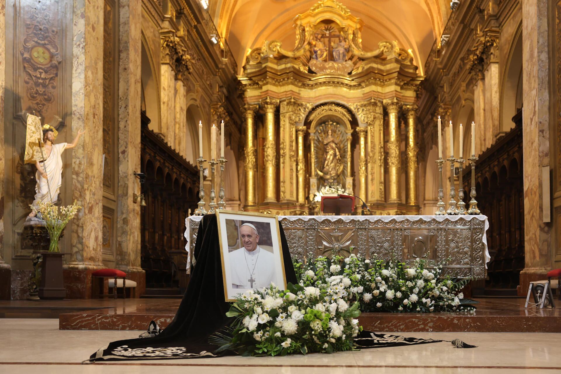 AME963. BUENOS AIRES (ARGENTINA), 21/04/2025.- Fotografía de un retrato del papa Francisco durante una misa en su honor este lunes, en la Catedral Metropolitana de la Ciudad de Buenos Aires (Argentina). EFE/ Juan Ignacio Roncoroni