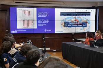 Técnicos de la DINESA supervisan los programas de software nuevos para la implementación de emergencias nacionales