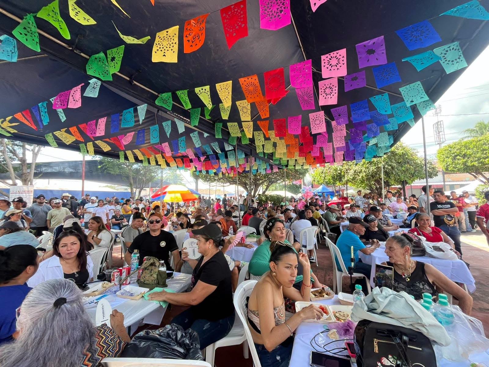 El distrito del departamento de La Paz convirtió la gastronomía porcina en una fiesta colectiva. Creadores de contenido especializados se sumaron a la jornada junto a los vecinos que disfrutaron platillos típicos. (Foto cortesía La Paz Este Distrito San Rafael Obrajuelo)