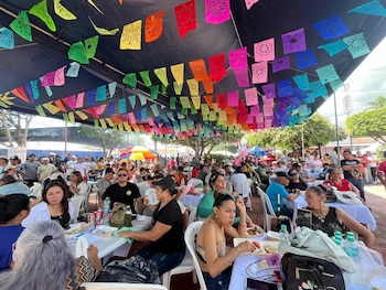 El distrito del departamento de La Paz convirtió la gastronomía porcina en una fiesta colectiva. Creadores de contenido especializados se sumaron a la jornada junto a los vecinos que disfrutaron platillos típicos. (Foto cortesía La Paz Este Distrito San Rafael Obrajuelo)