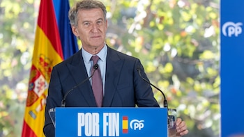 Feijóo ante su segunda, mejor y última oportunidad: Sánchez está en la lona a 50 días para las elecciones, pero hay un riesgo a la derecha