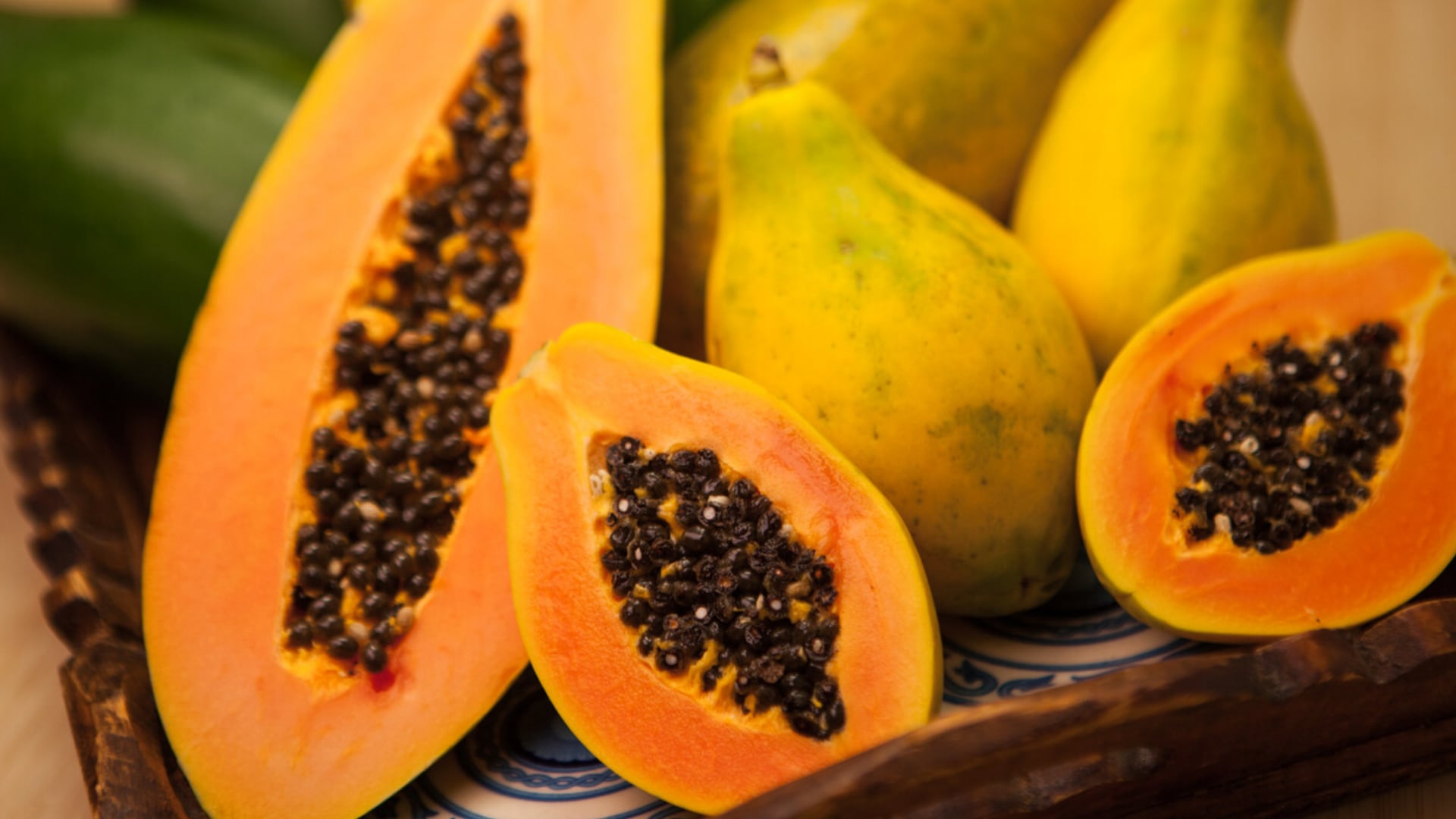 La papaya tiene alrededor de 90% de agua, un rasgo que explica su presencia en alimentos frescos, livianos y de baja densidad calórica (directoalpaladar.com)