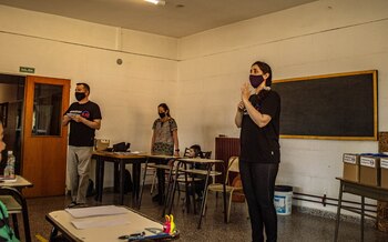 Cristina y Adrián aprendiendo matemática