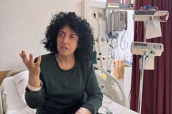 La Nobel iraní Narges Mohammadi en un hospital en Teherán, el 10 de mayo del 2026 (Narges Foundation Archive via AP)