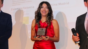 Tatiana Barreto Díaz, conocida como “La rola en Madrid”, fue una de las homenajeadas por la Cancillería de Colombia ante la Embajada de Colombia en Madrid - crédito @rolaenmadrid/Instagram