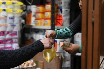 Una mujer realiza una compra en un mercado de Bolivia. Imagen referencial de archivo. REUTERS/Claudia Morales