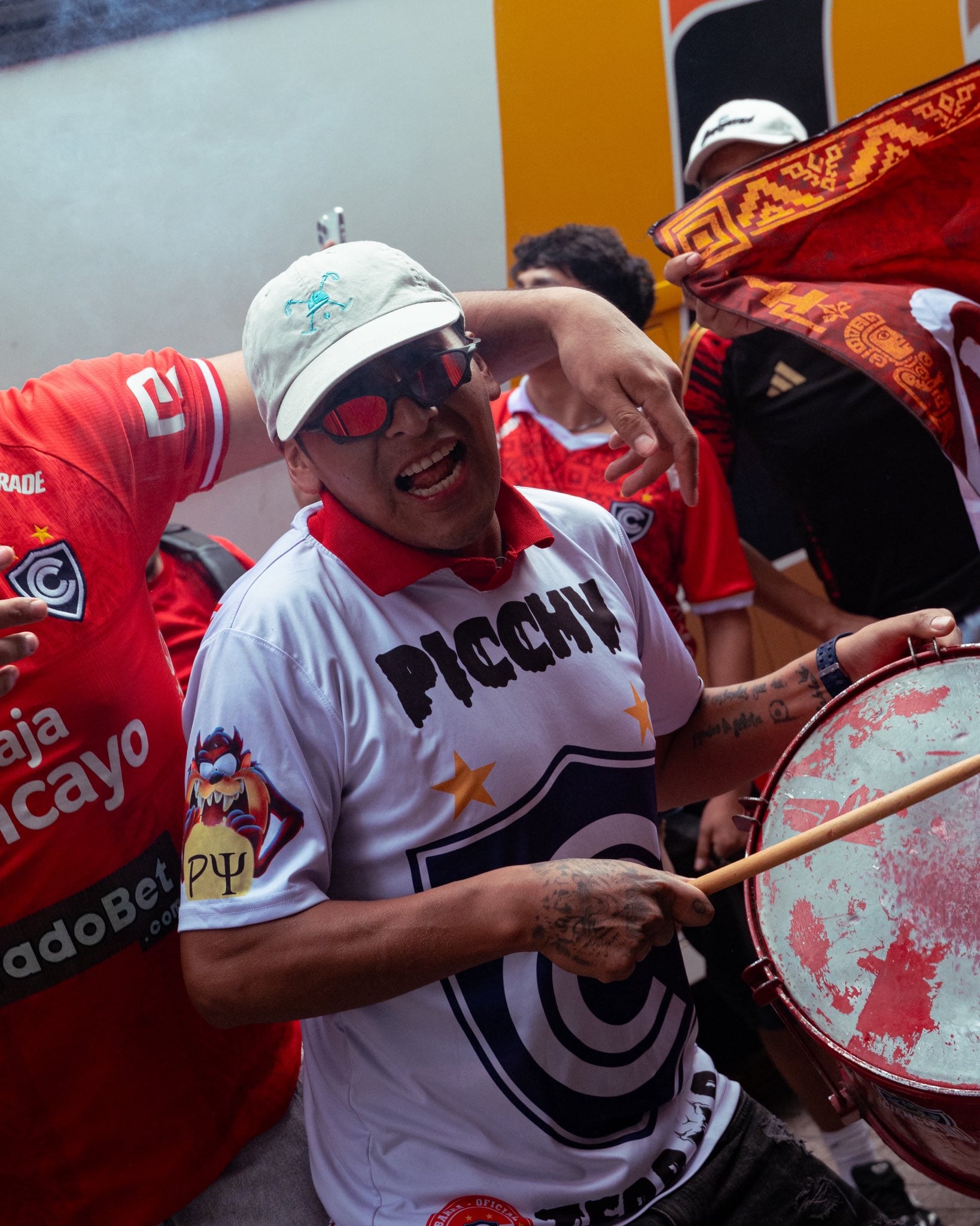 Un hincha de Cienciano toca el bombo junto a otros seguidores del equipo peruano en Río de Janeiro antes del encuentro contra Botafogo por la Copa Sudamericana. (@Club_Cienciano)