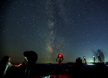 Usar un trípode es fundamental para evitar movimientos y lograr fotos de larga exposición exitosas. (Reuters)