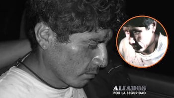 Fotografía en blanco y negro de un hombre con el rostro inclinado hacia abajo y un recuadro circular con su rostro iluminado