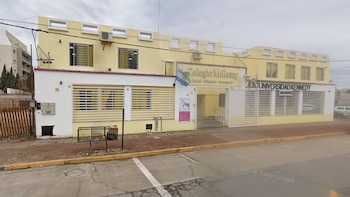 Un nene de 6 años lleva más de 20 horas encerrado en un colegio de Neuquén: la compleja trama judicial detrás del drama
